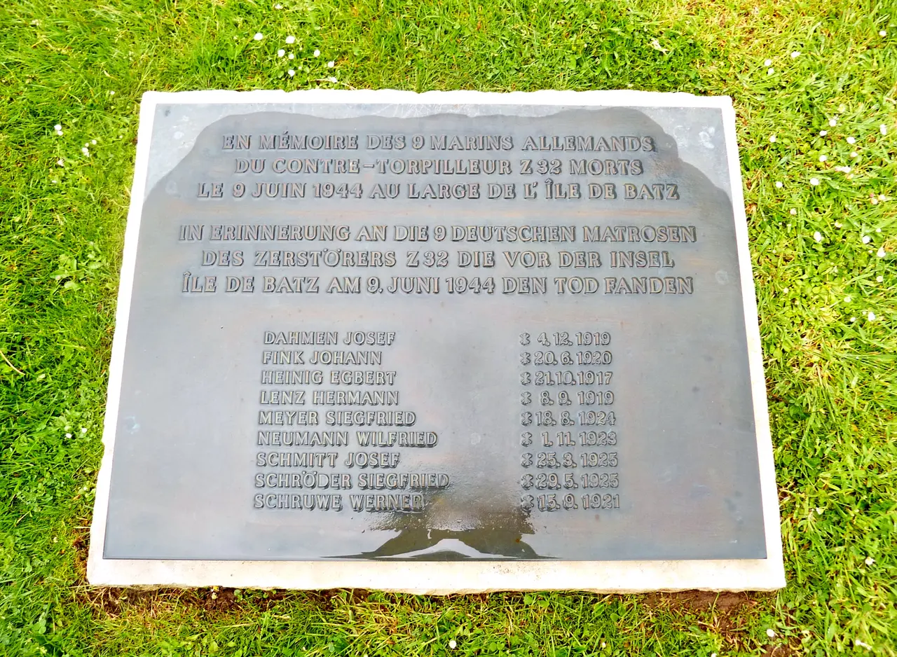 File:535 Cimetière allemand de Ploudaniel-Lesneven 3.JPG