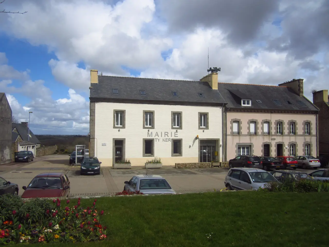 File:Mairie de Plouguin, Finistère.JPG