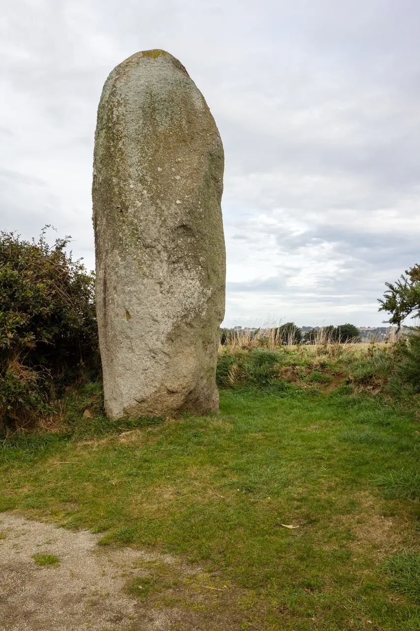 File:Menhir de Lann al Louarn, Plouguin, France.jpg