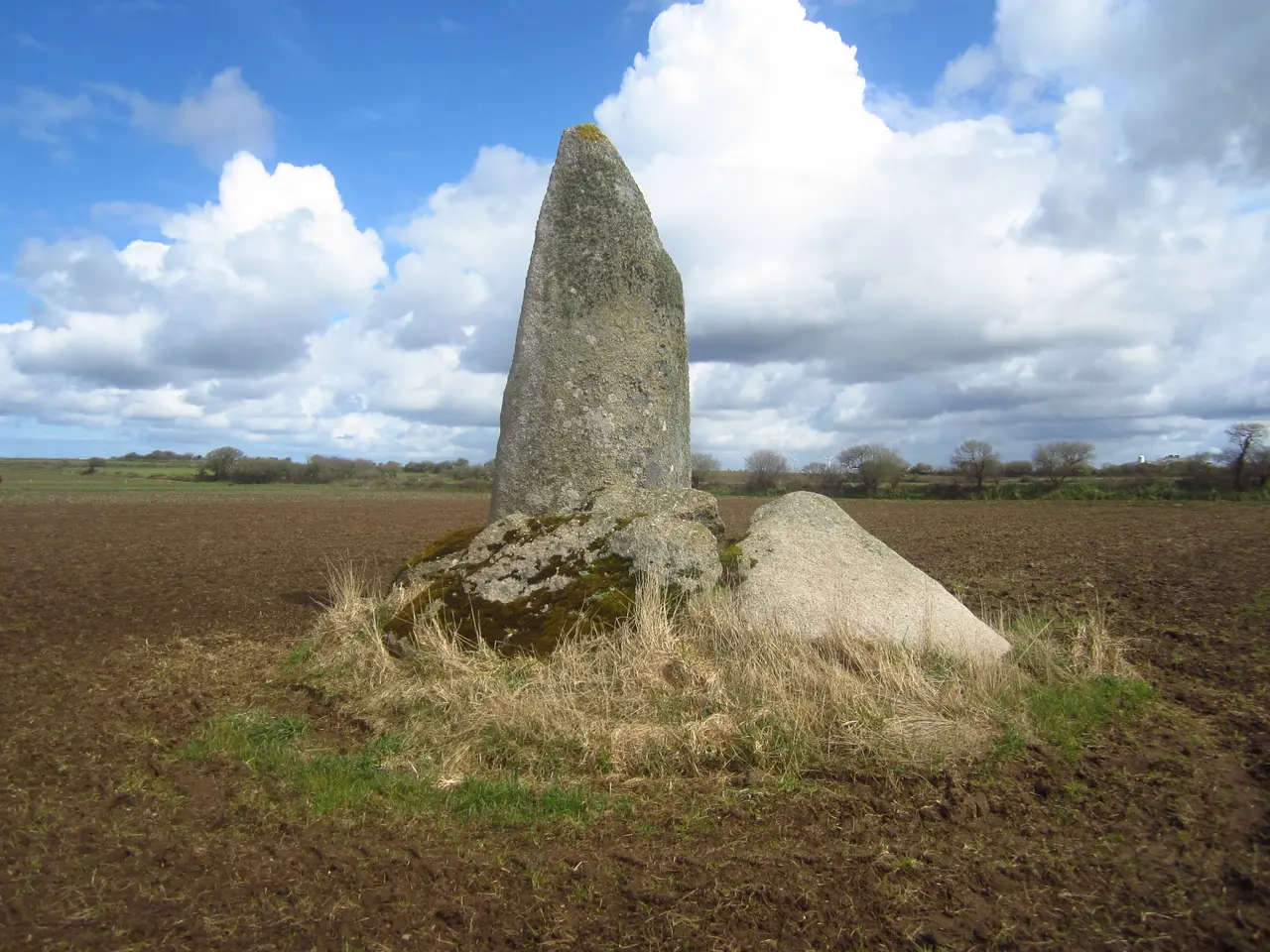 File:Menhir de Kervignen-Bras, Plouguin 05.JPG