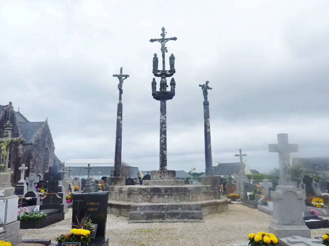 Plounéventer Le calvaire de l'enclos paroissial