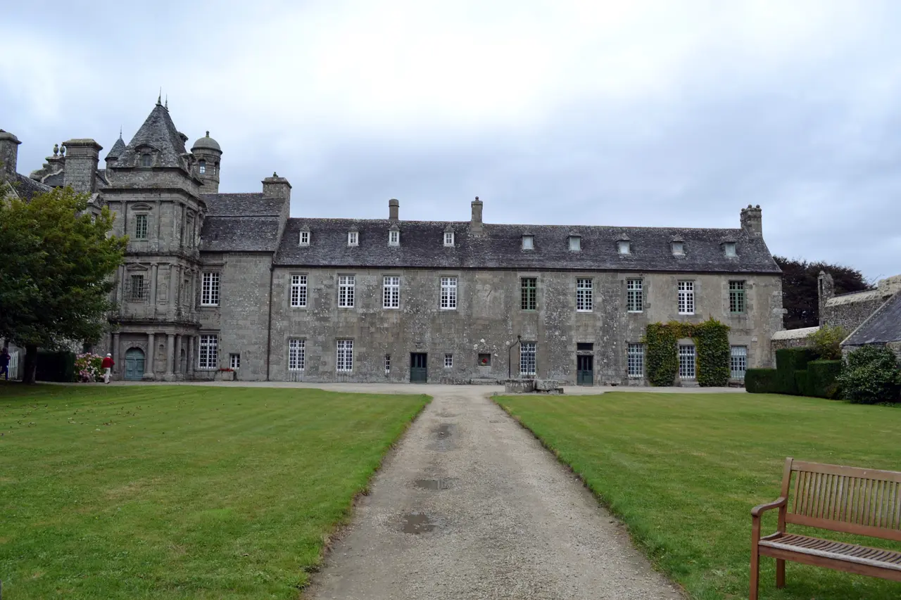 File:Château de Maillé Plounévez-Lochrist 02.JPG