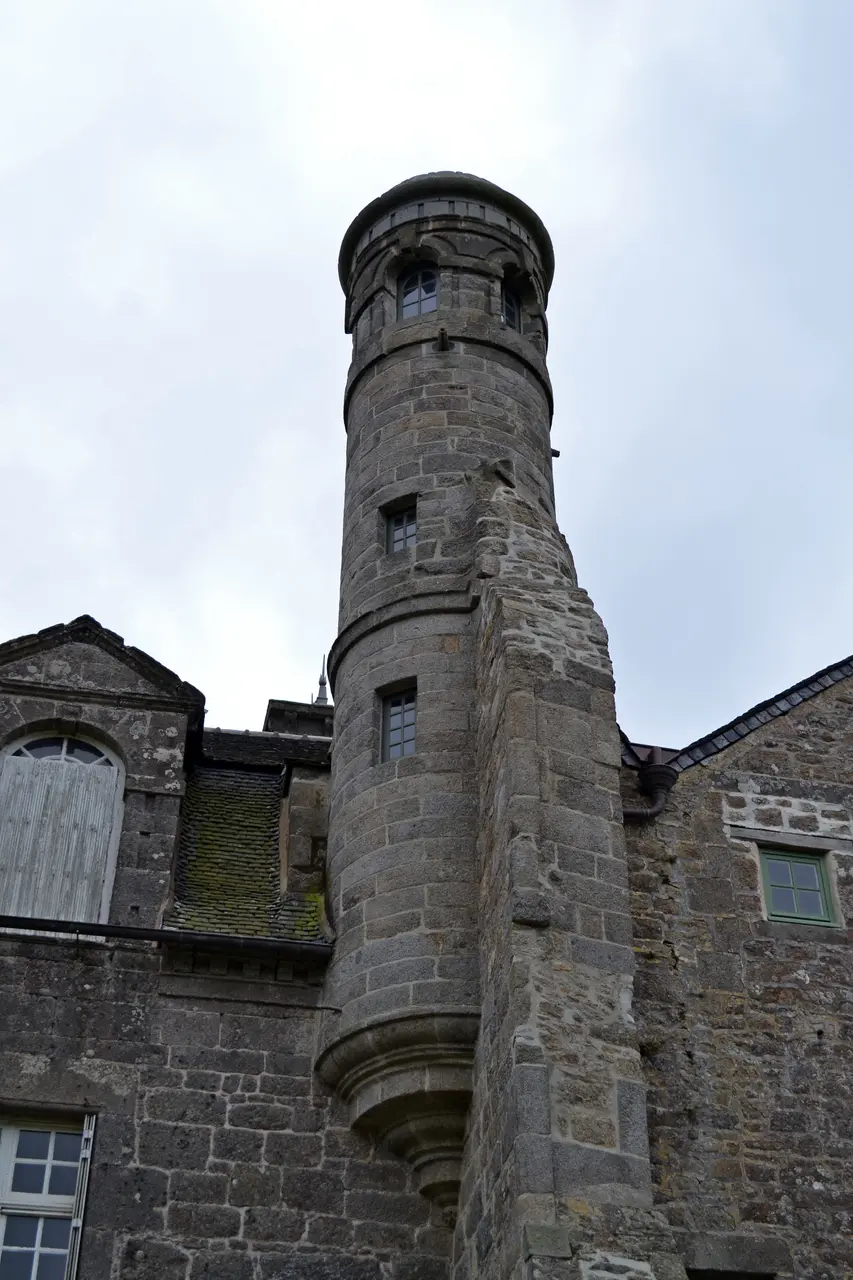 File:Château de Maillé Plounévez-Lochrist 06.JPG