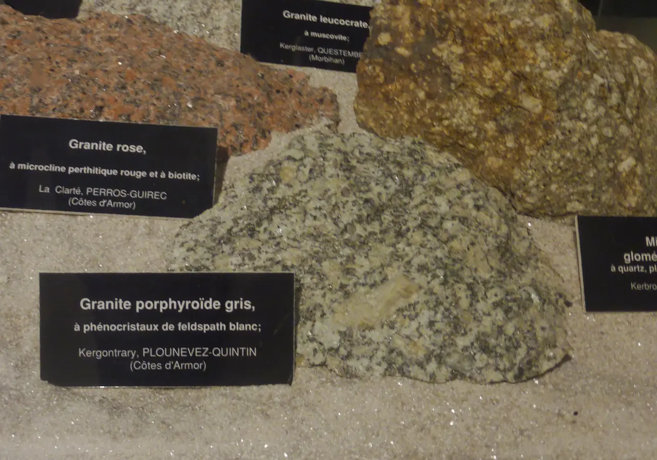 380 Granite porphiroïde gris Plounévez-Quintin