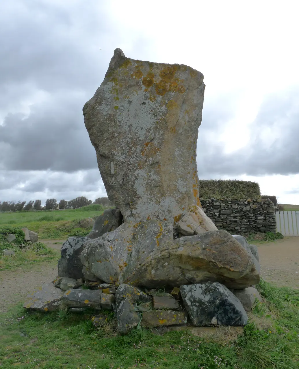 Plozévet-Menhir des Droits de l'Homme(2)