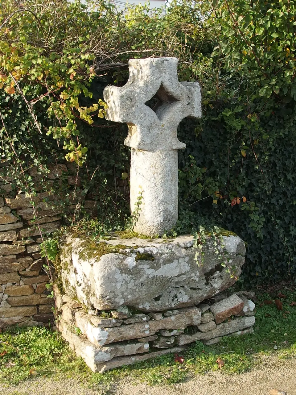 Pluneret - Croix percée
