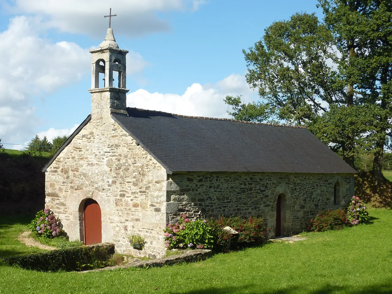 01 Poullaouen Chapelle du Paradis