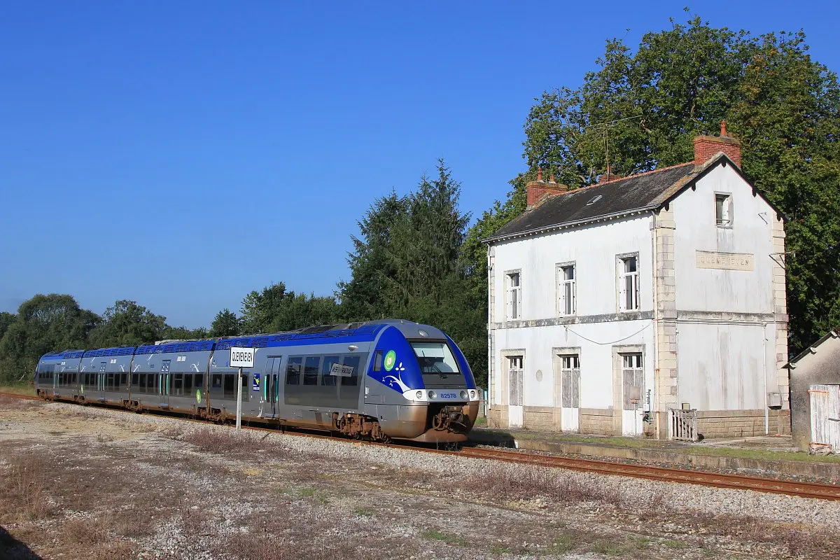 Gare de Quéménéven avec AGC par Cramos