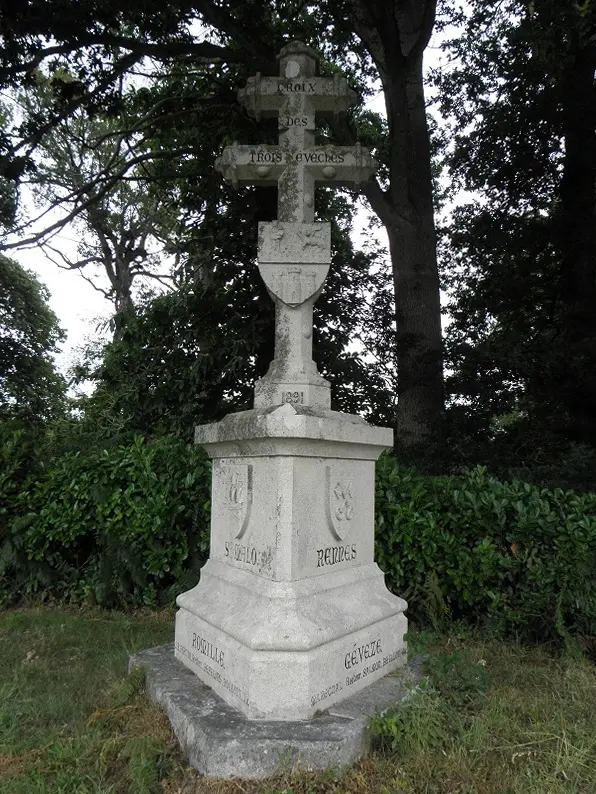 Romillé (35) Croix des trois évêchés 01
