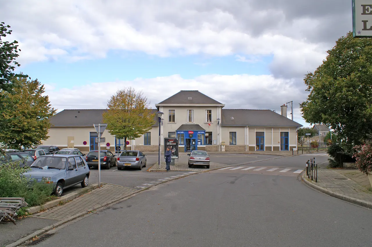 File:Gare-Rosporden-extérieur.JPG
