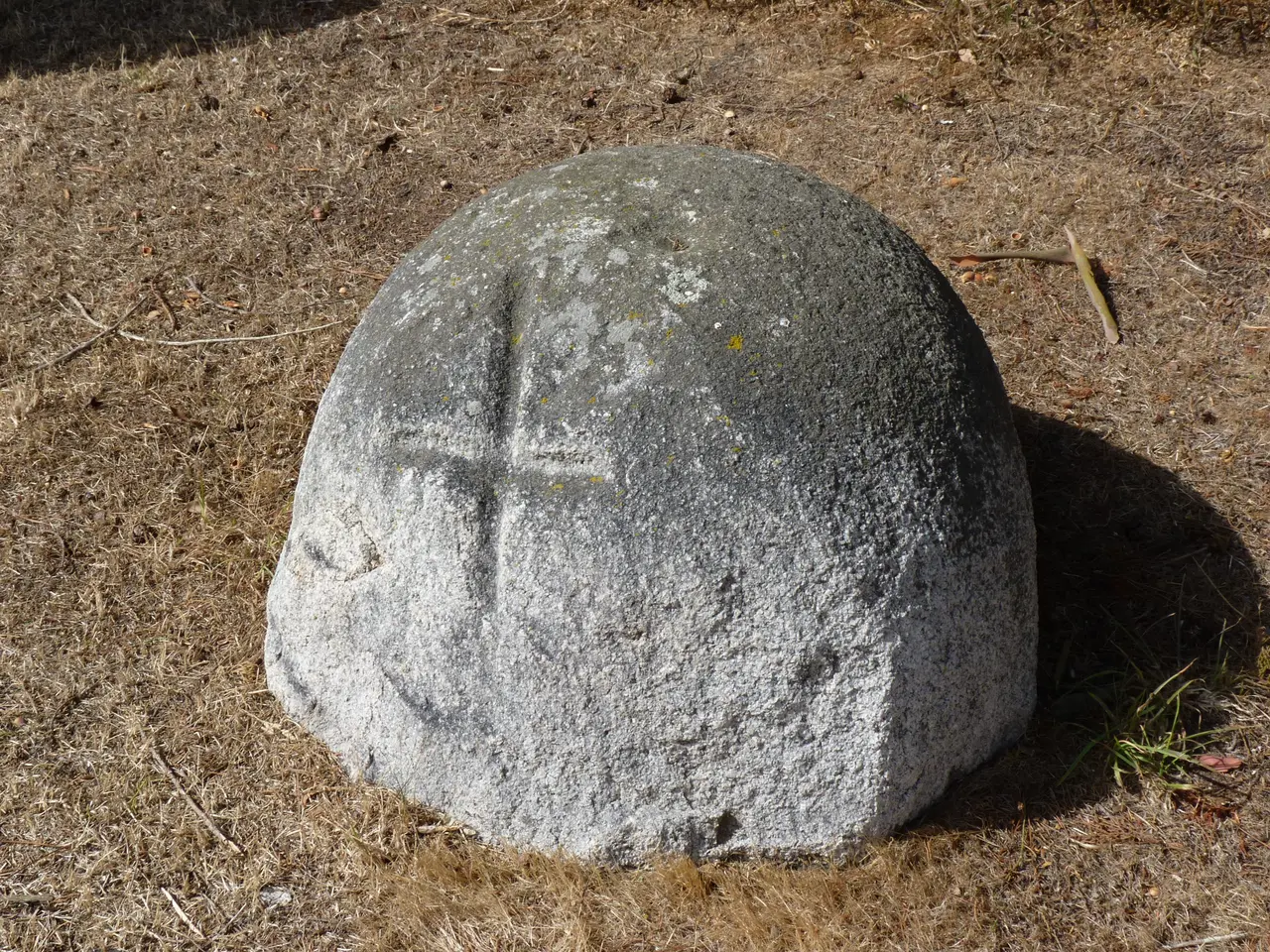 File:Groupe de cinq stèles gauloises à Saint-Agathon 03.JPG