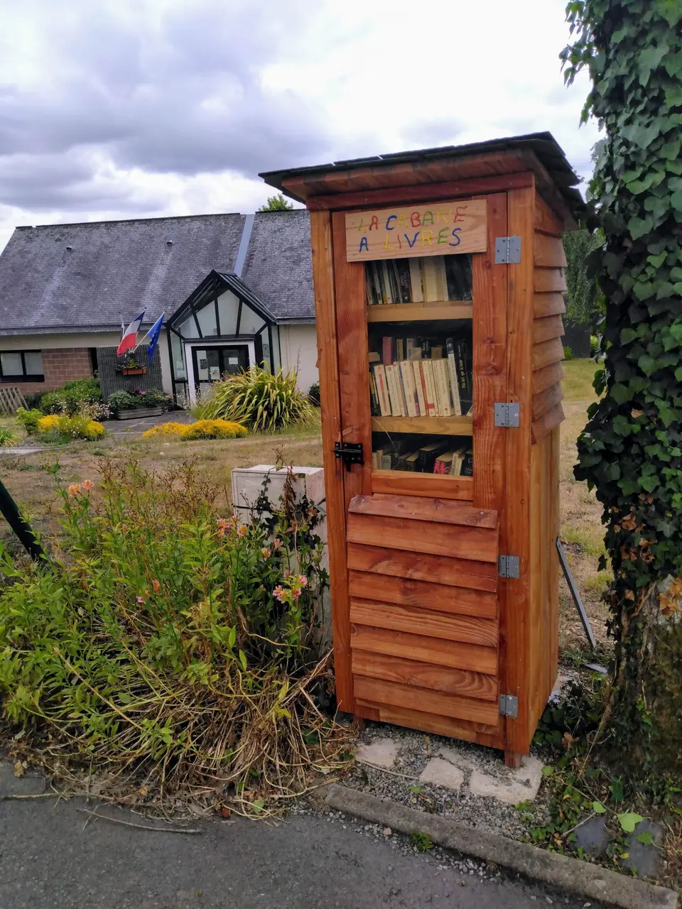 Saint-Perreux - Rue de la Mairie - boîte à livres