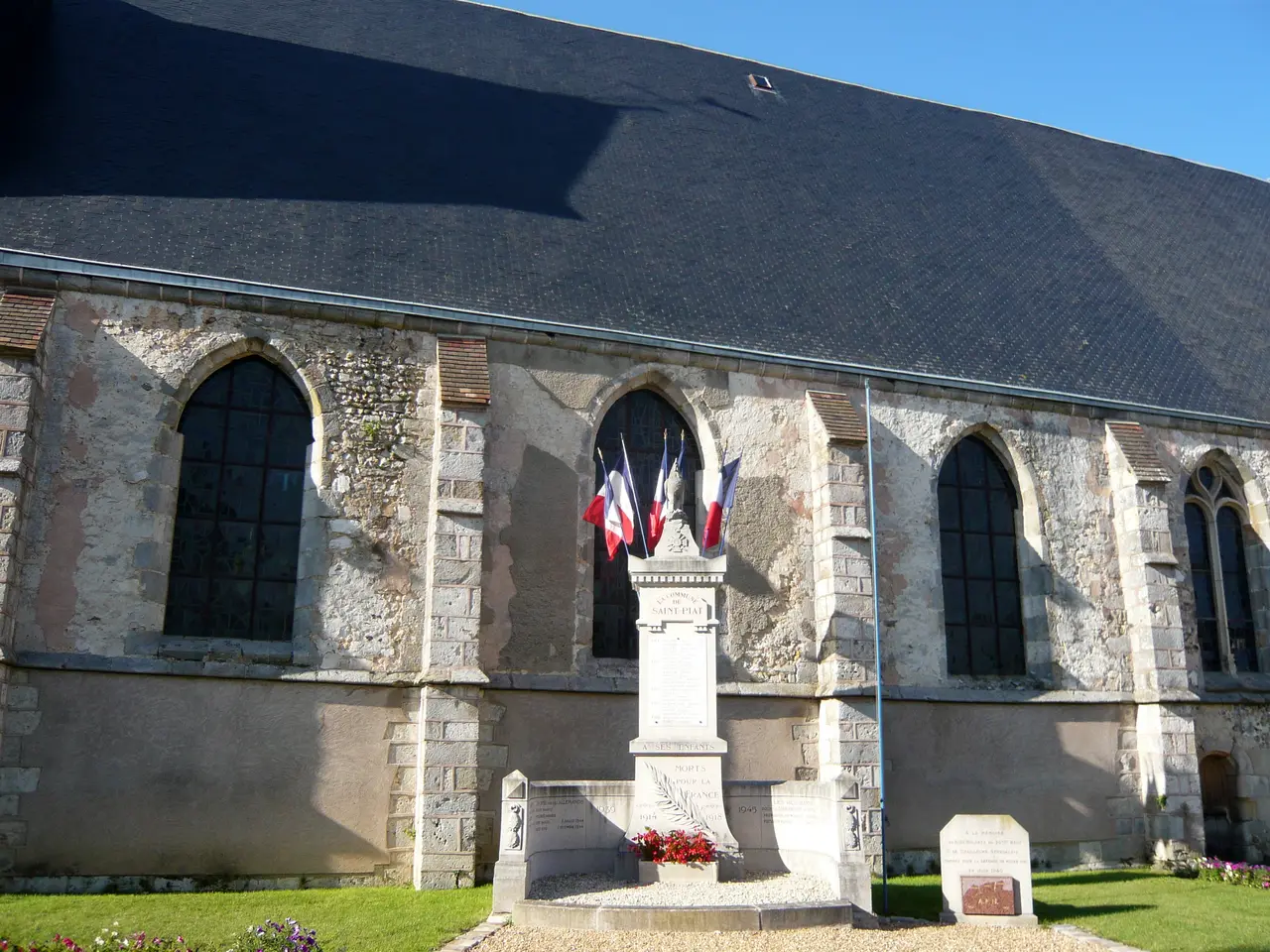 Eglise et monument aux morts de Saint-Piat, Eure-et-Loir (France)
