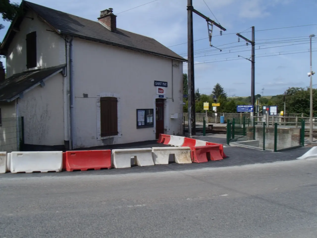File:Gare de Saint-Piat - façade.jpg