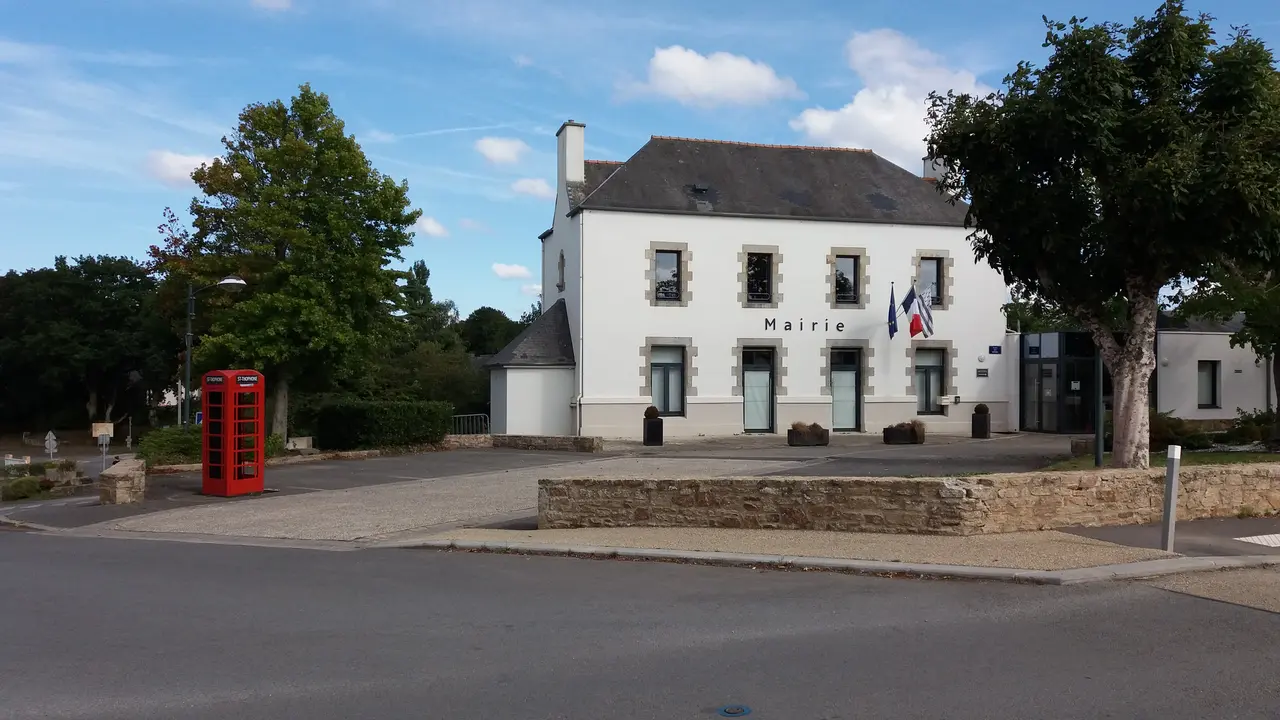Saint-Thonan - Place des Noyers - Mairie