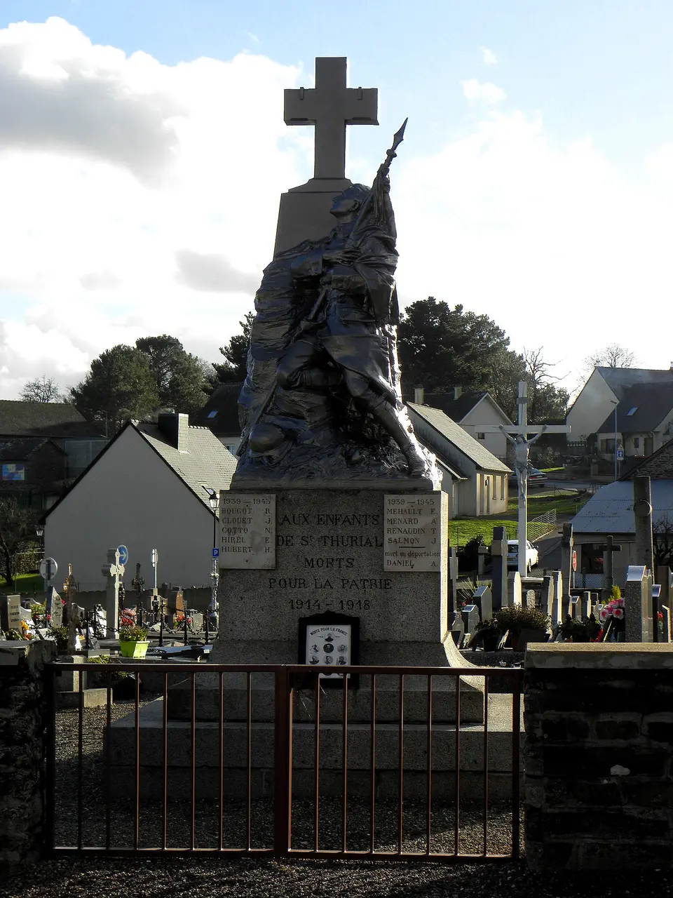Saint-Thurial (35) Monument aux morts