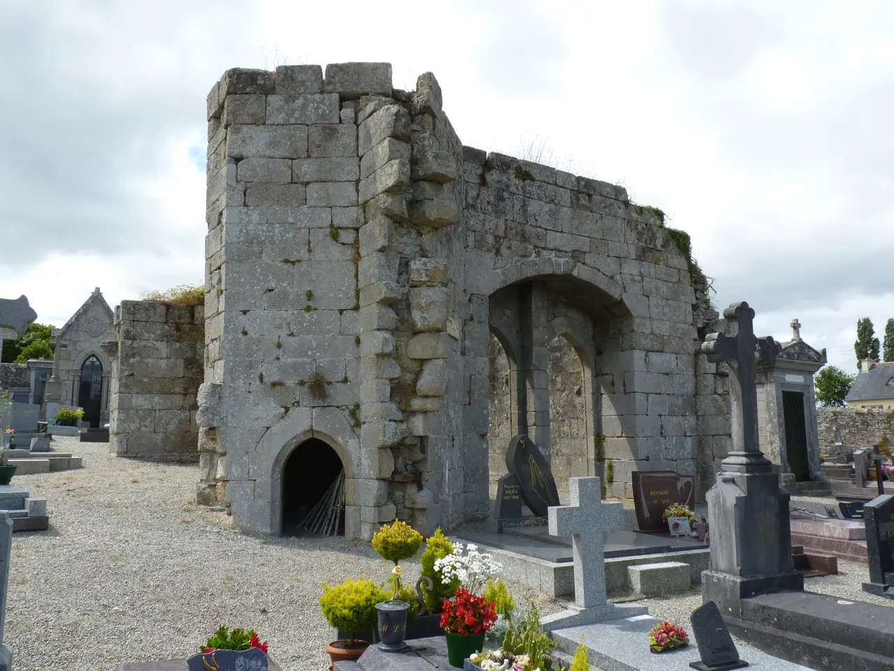 Restes de l'église Saint-Thuriau à Quintin 01