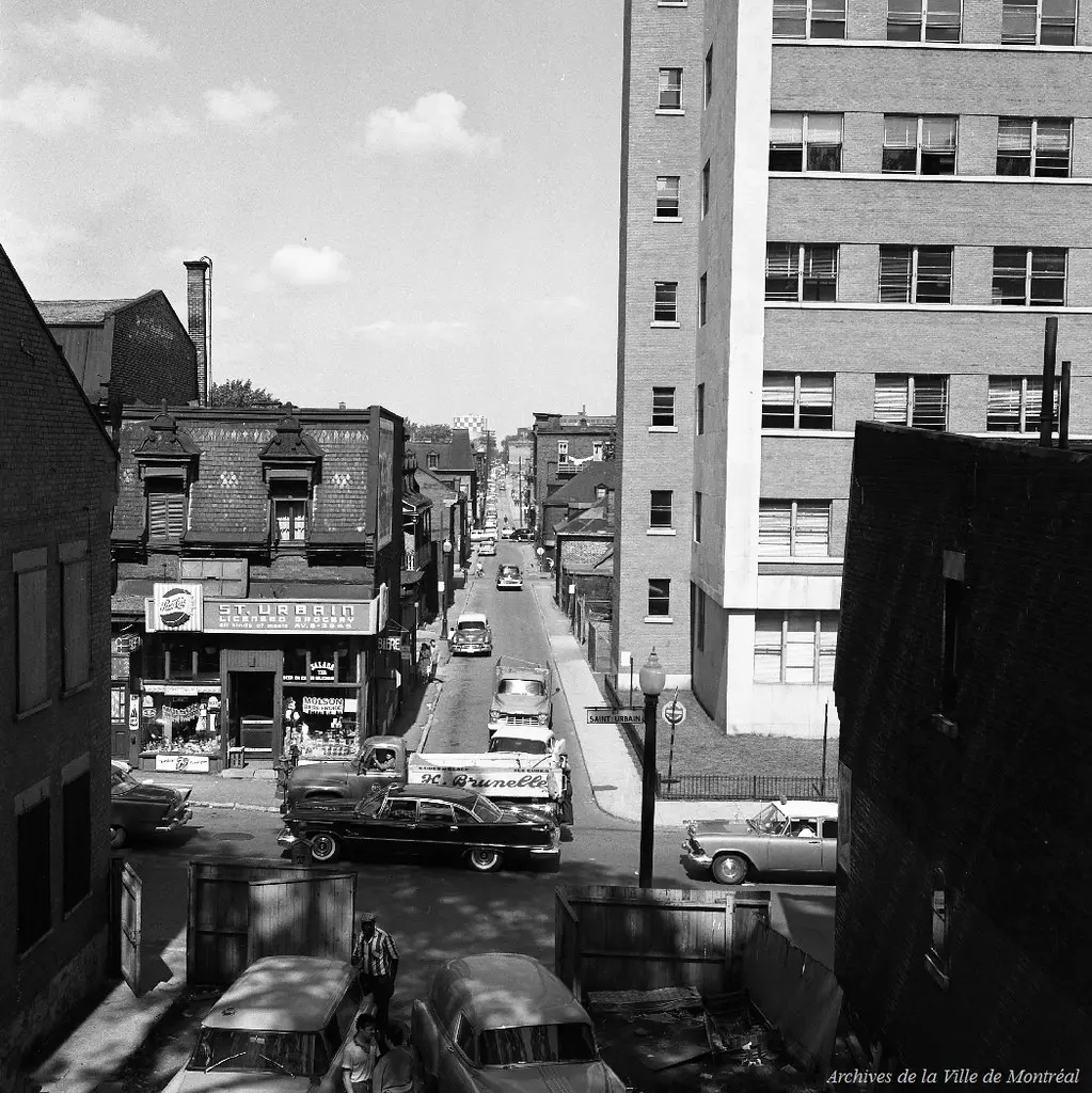 Vue vers l’est du coin des rues Saint-Urbain et de Montigny. On aperçoit le gazomètre de la compagnie Gaz Métropolitain. / Florent Charbonneau. - 26 août 1958.