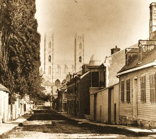 Montréal 1860. Perspective sur rue Saint-Urbain vers le Sud, depuis rue de La Gauchetière.