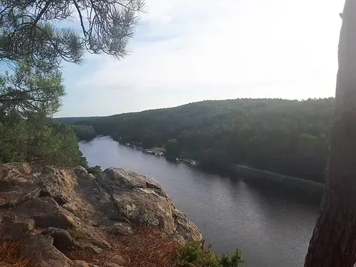Super vue depuis le rocher à l'Ile aux Pies 😍 Ici, côté rive Bains-sur-Oust, on domine ce site naturel et on aperçoit la halte nautique située le long de la rive côté Saint-Vincent-sur-Oust.