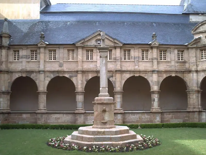 File:Cloître à Sainte Anne d'Auray (56).jpg