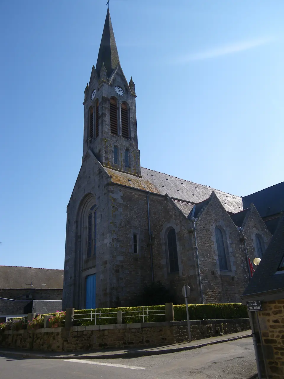 File:L'eglise de sens de bretagne - panoramio.jpg