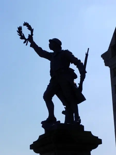 Trédarzec. Monument aux Morts. Statue