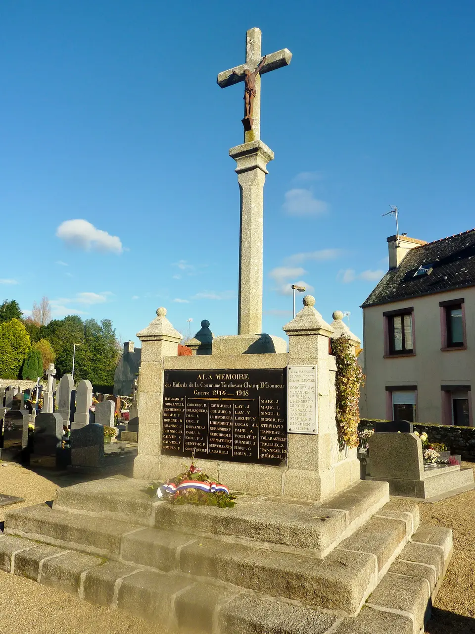 Tréméoc 02 Monument aux morts