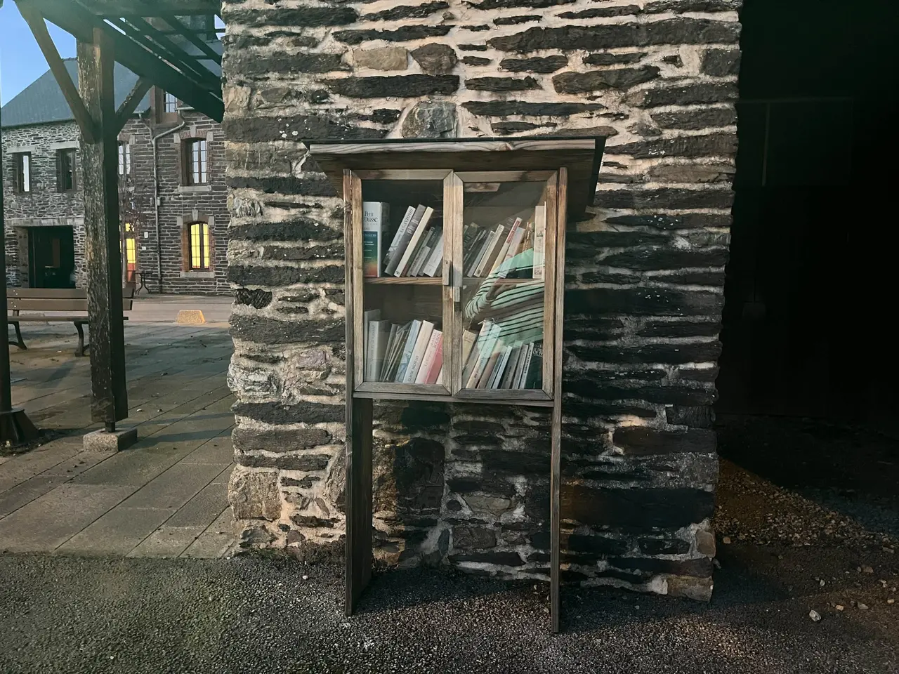 Val d'Anast - place de l'église - boîte à livres