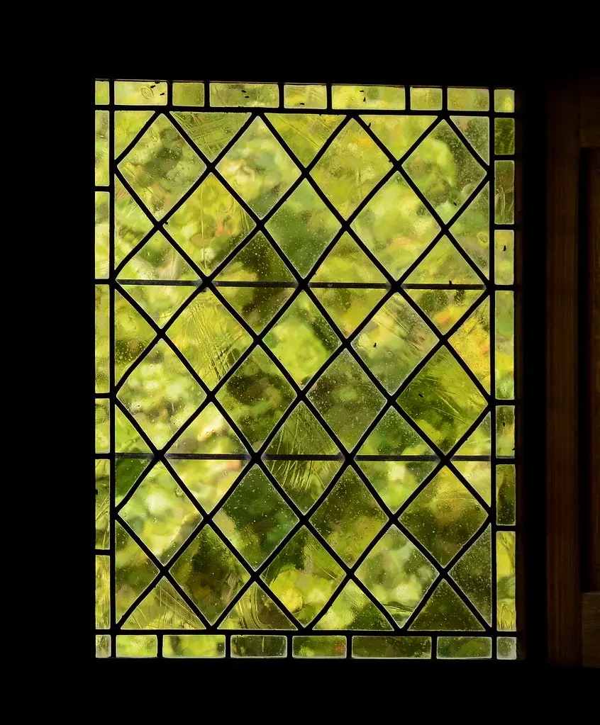 A Azay le Rideau, une toile de nature derrière un vieux vitrail ...
