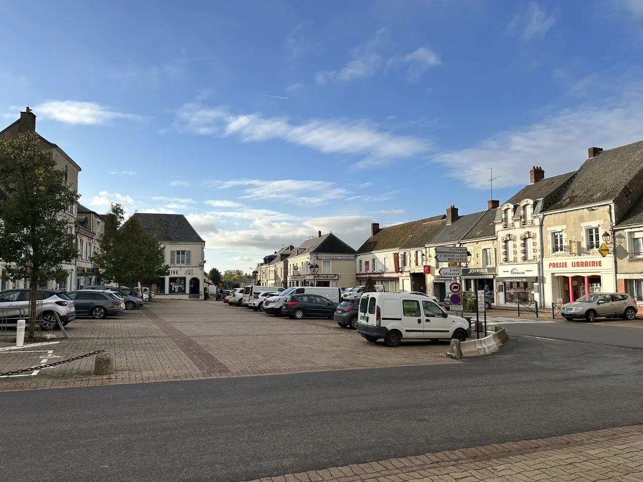 Beauce-la-Romaine - place de l'église Ouzouer