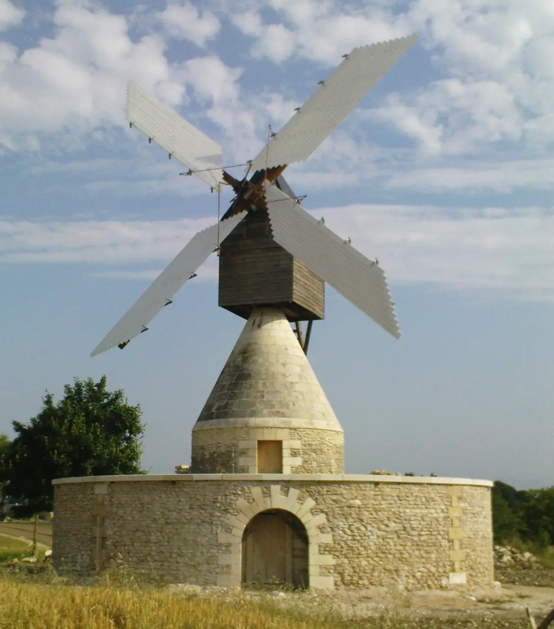 File:Moulin des Aigremonts, Bléré, 37, juin 2008, face.jpg