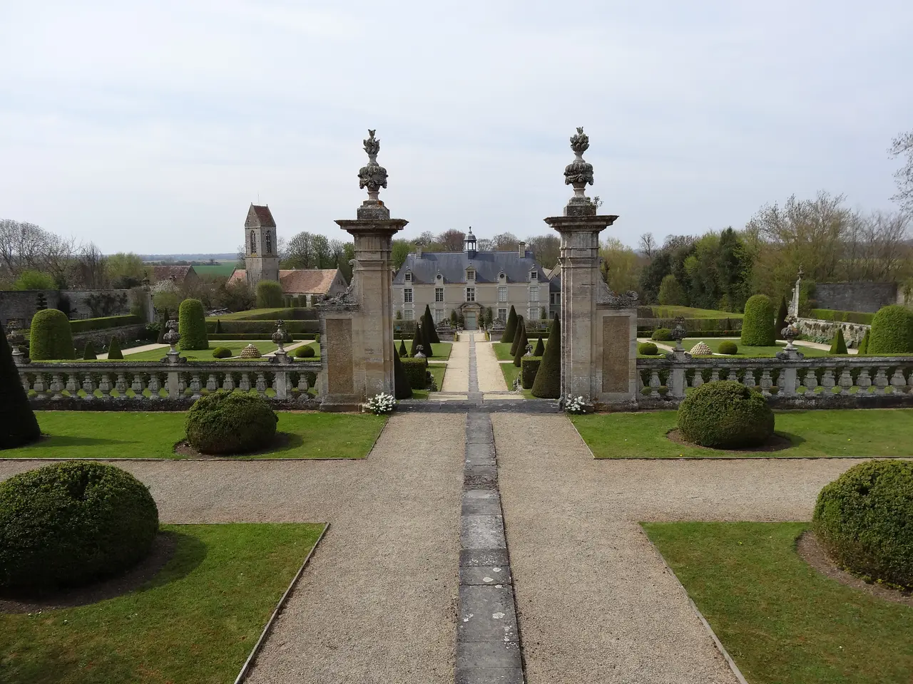 File:Château de Brécy, logis et église vus de la terrasse des fontaines.JPG
