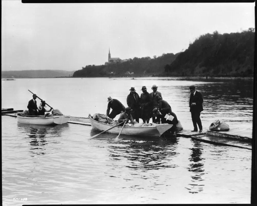 Air mail being loaded into rowboats at a wharf for an experimental air mail flight, Quebec to Belle Isle / Courrier aérien chargé dans des bateaux à rames sur un quai pour un vol postal expérimental, de Québec à Belle Isle