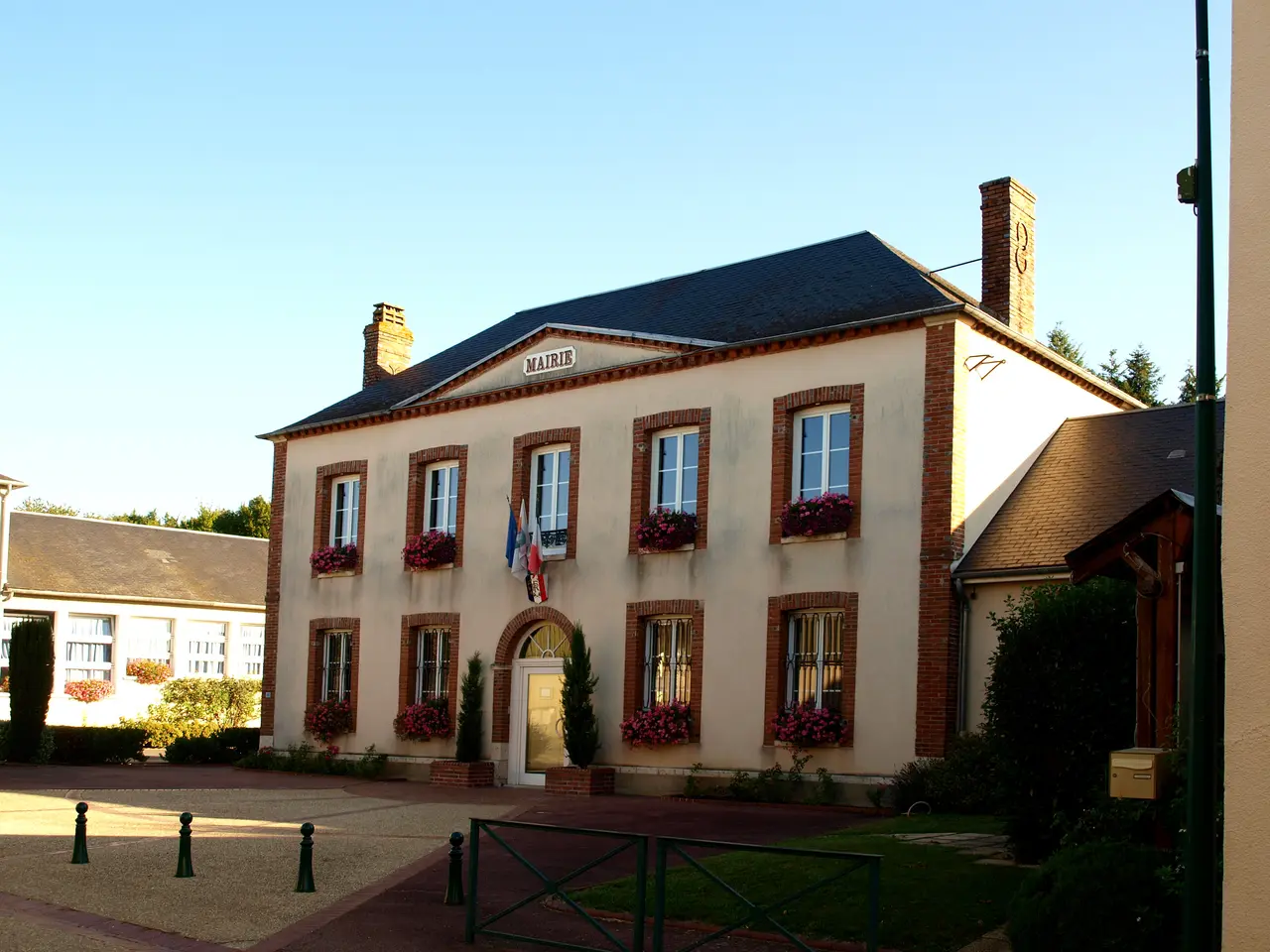 Chuelles-FR-45-mairie-06