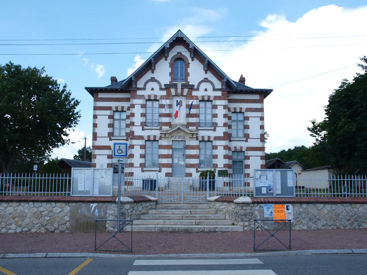 Dammarie-en-Puisaye-FR-45-A-04