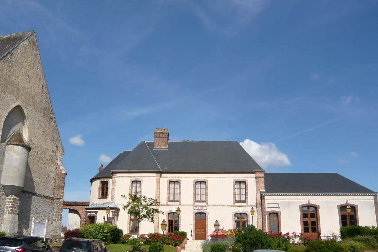 Mairie et église Saint-Germain, Digny, Eure-et-Loir (France)