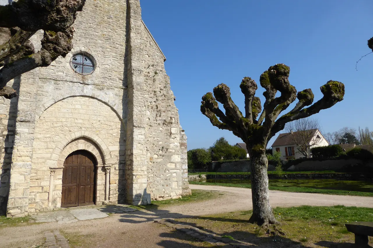 Façade ouest église Saint-Aignan mare Goussainville Eure-et-Loir France
