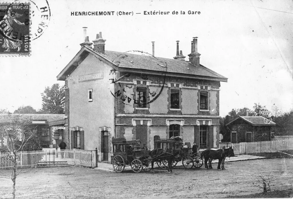 CPA - HENRICHEMONT (Cher) - Extérieur de la Gare