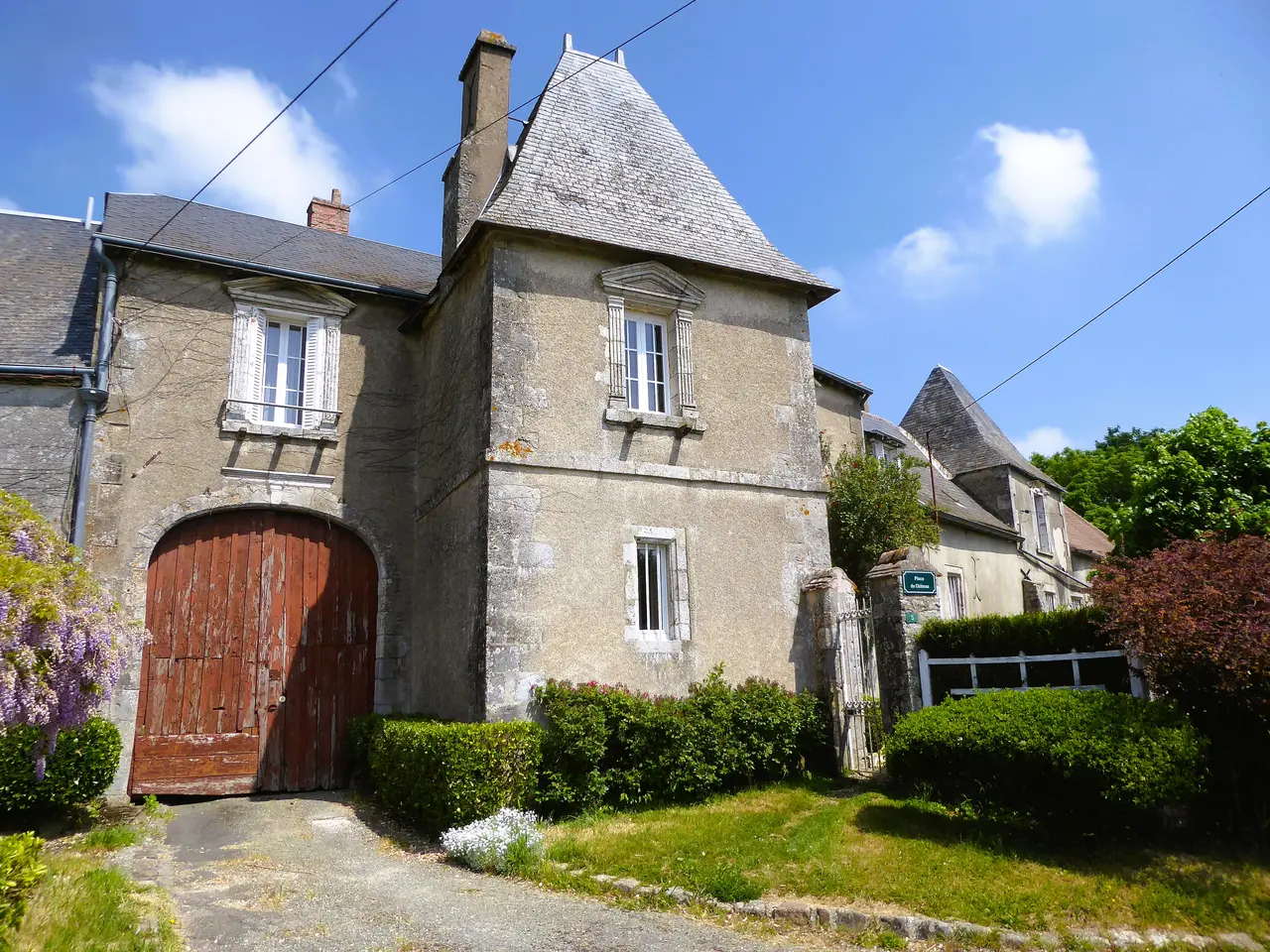 Portail d'entrée du corps de ferme place du Château le Puiset Janville-en-Beauce Eure-et-Loir France