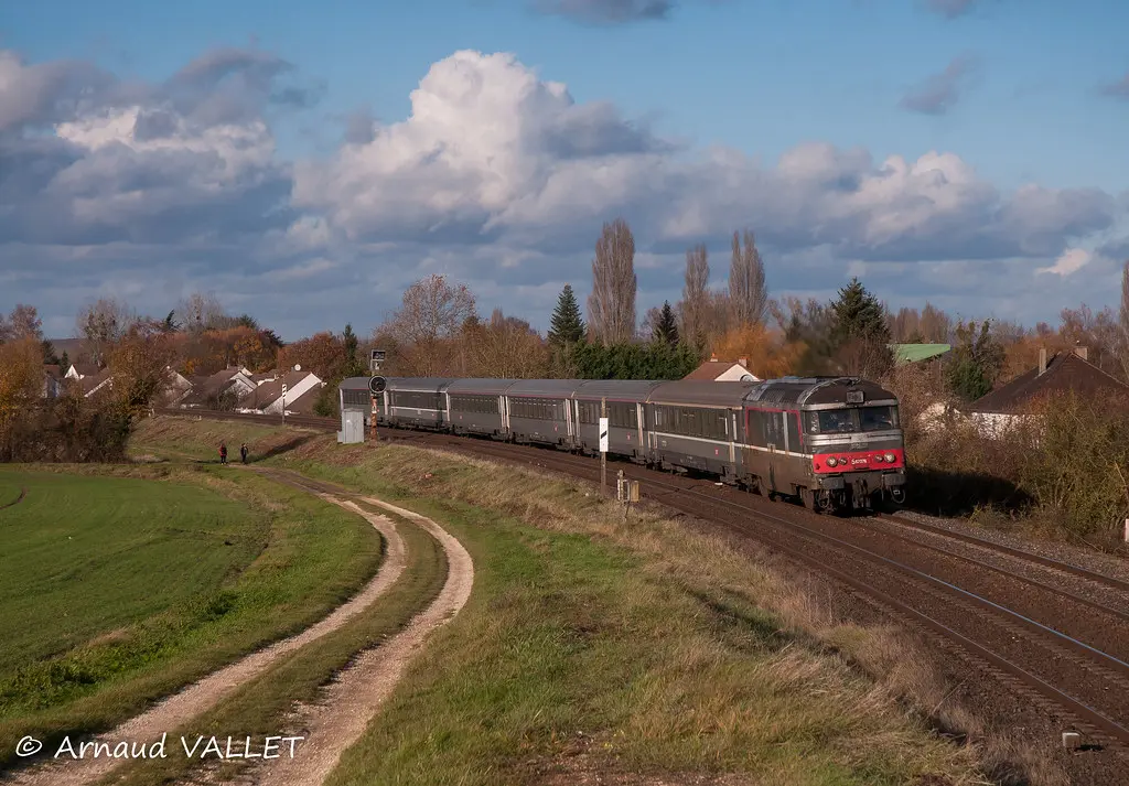 67376 & IC 3909 Paris Austerlitz-Montluçon _ La Chapelle Saint Ursin (18)