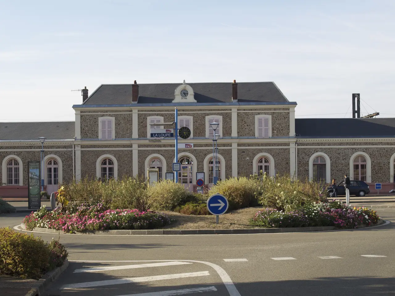 Gare La-Loupe face