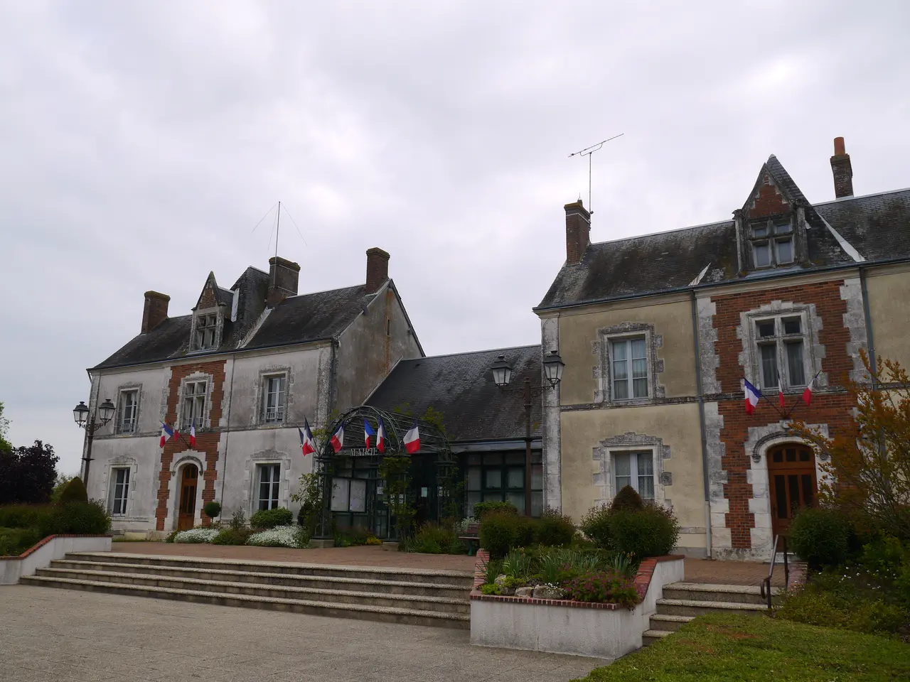 41 La Ville aux clercs place de la mairie