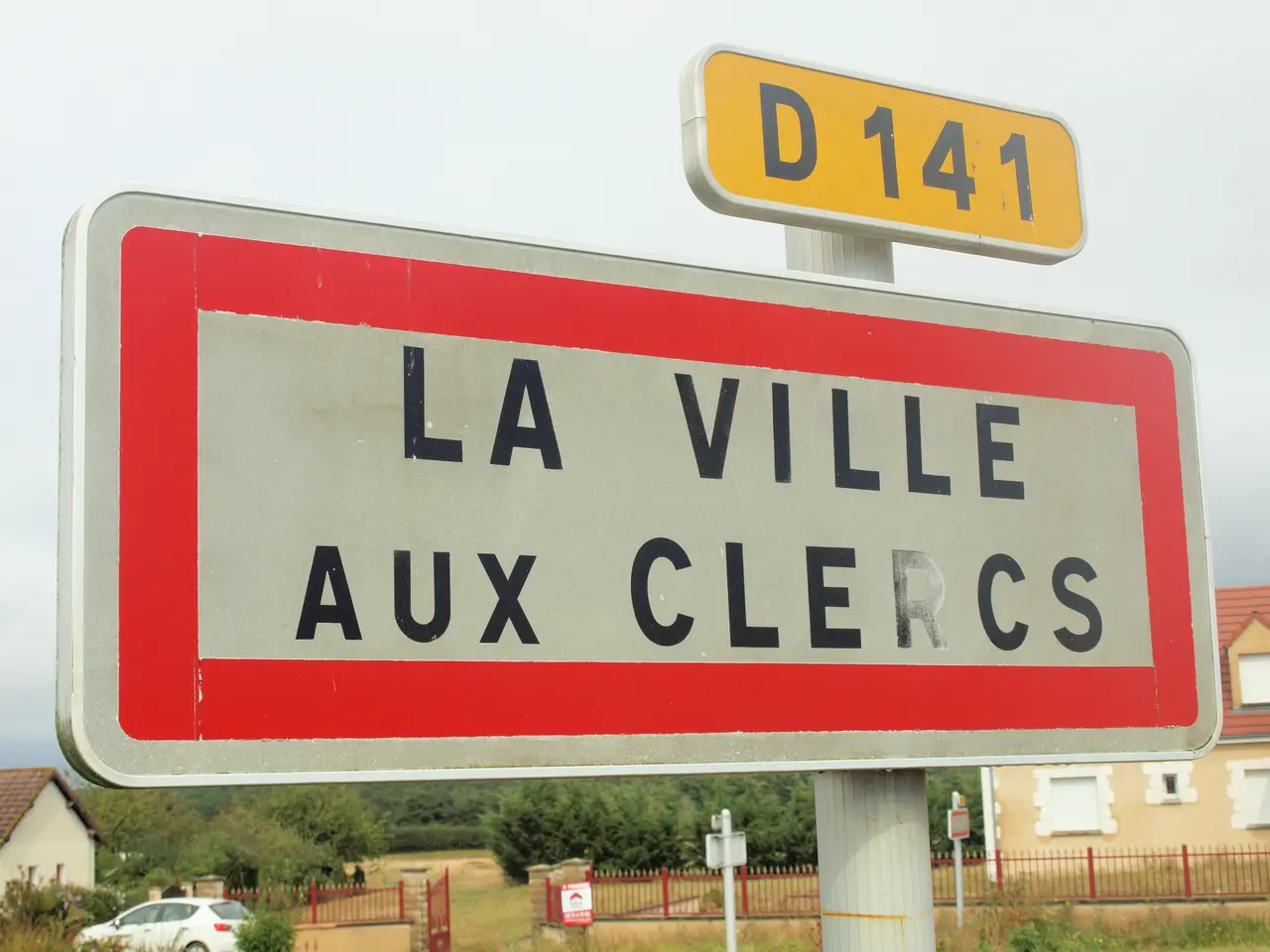 La Ville-aux-Clercs-FR-41-panneau d'agglomération-2