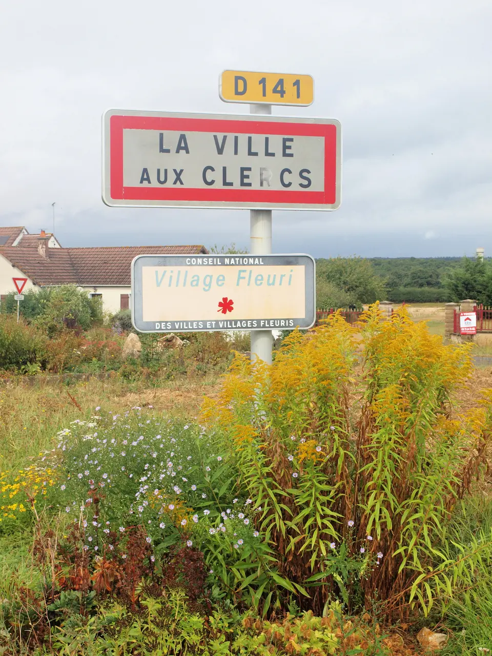 La Ville-aux-Clercs-FR-41-panneau d'agglomération-1