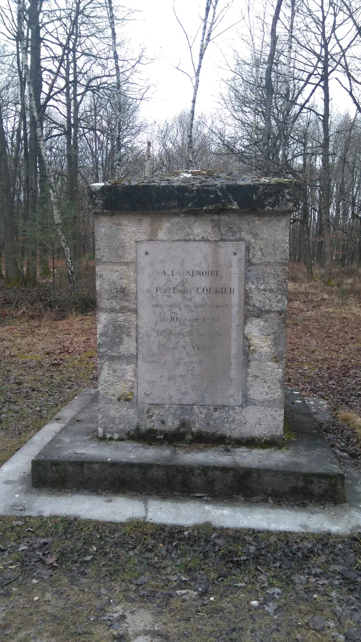 Pierre commémorative de Paul-Louis Courrier, Bois de Larçay