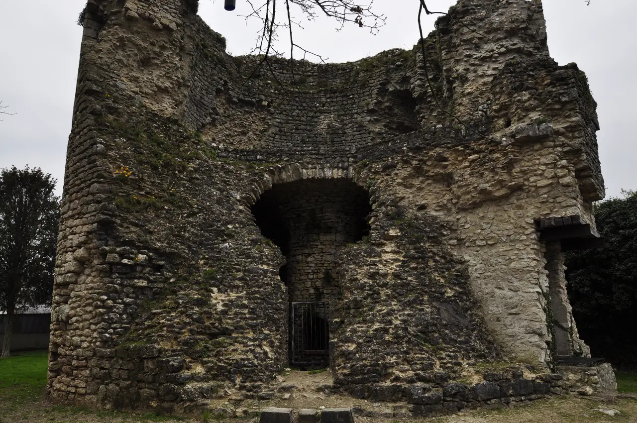 File:Vestige tour les montils 01.jpg