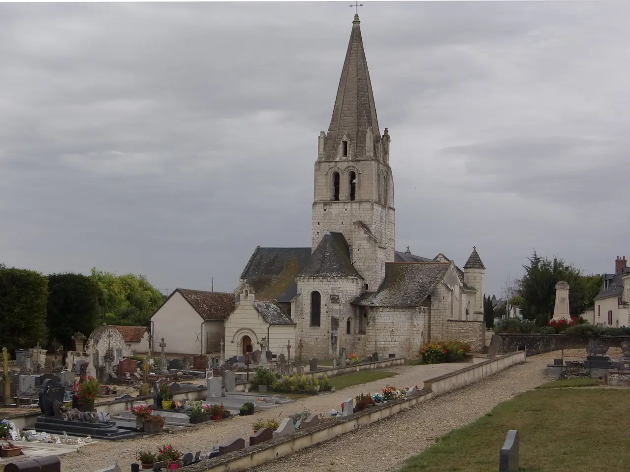 Ligré - église et cimetière