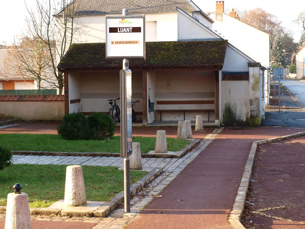 Luant-FR-36-abribus-25