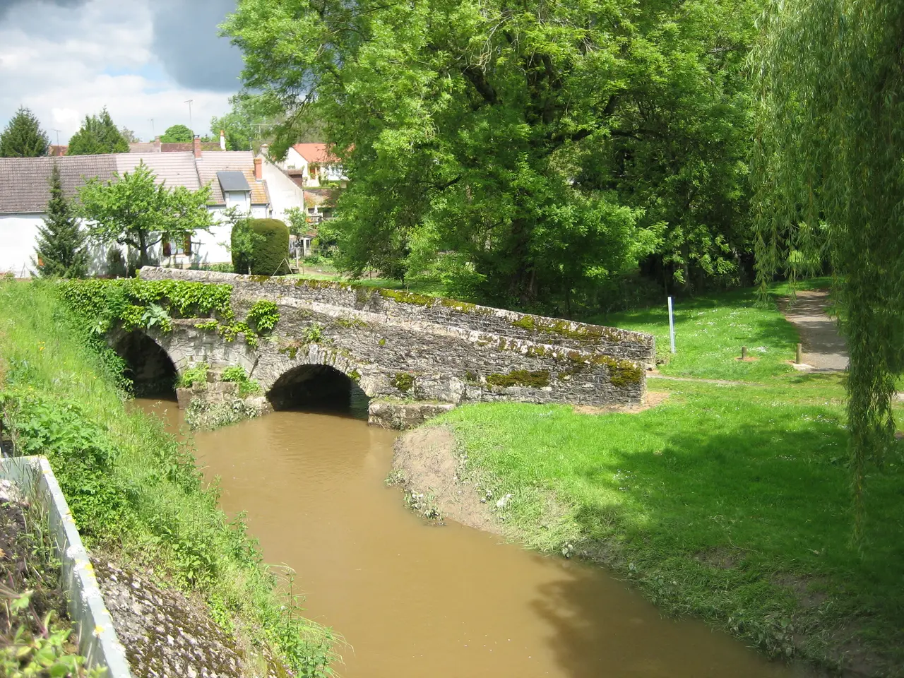 Vieux pont Montgivray